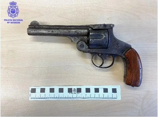 Rev&oacute;lver utilizado en el robo
