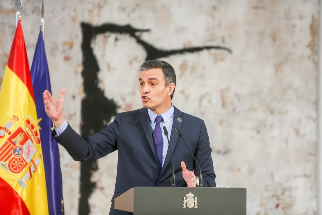 El presidente del Gobierno, Pedro S&aacute;nchez interviene durante un acto en La Moncloa con motivo de la reforma del art&iacute;culo 49 de la Constituci&oacute;n, a 13 de mayo de 2021, en Madrid (Espa&ntilde;a). El complejo de la Moncloa acoge este acto con motivo de la aprobaci&oacute;n