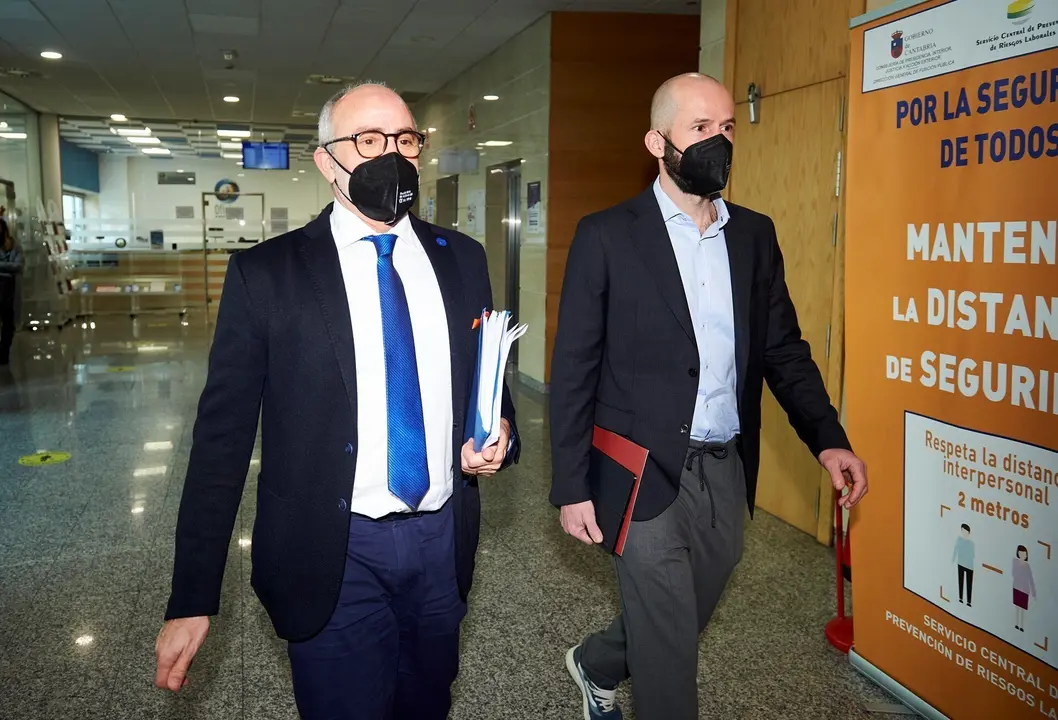 Archivo - El consejero de Sanidad, Miguel Rodr&iacute;guez (i), acompa&ntilde;ado del director general de Salud P&uacute;blica, Reinhard Wallmann.