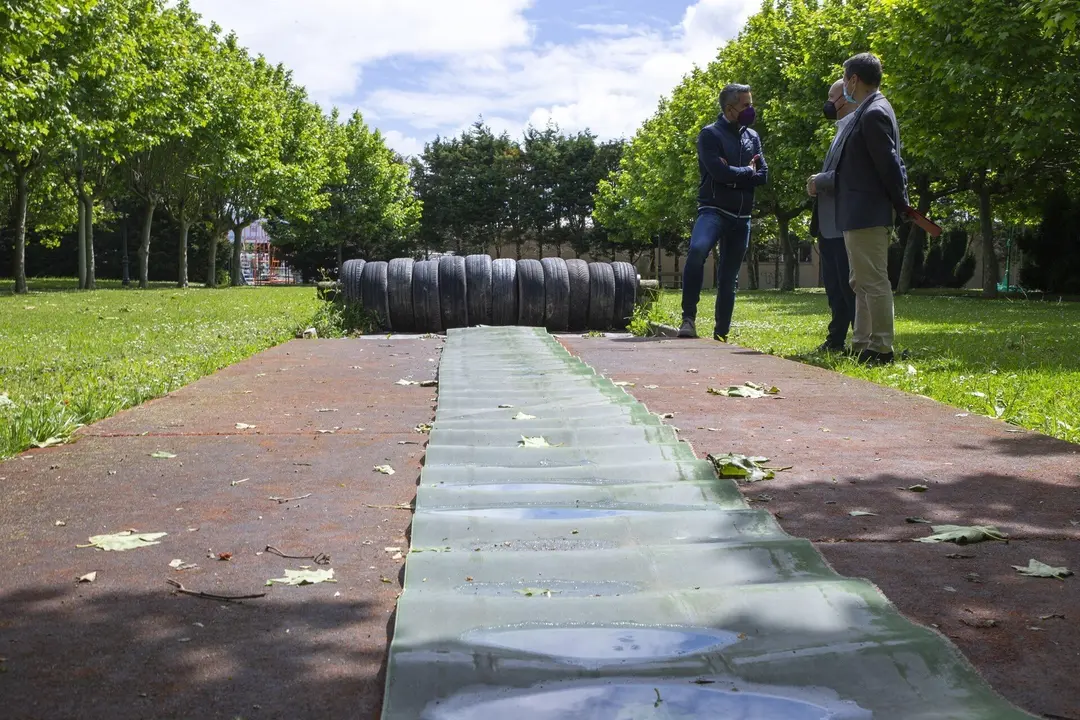 El vicepresidente y consejero de Universidades, Igualdad, Cultura y Deporte, Pablo Zuloaga, con el presidente de la Federaci&oacute;n C&aacute;ntabra de Bolos, Norberto Ortiz.