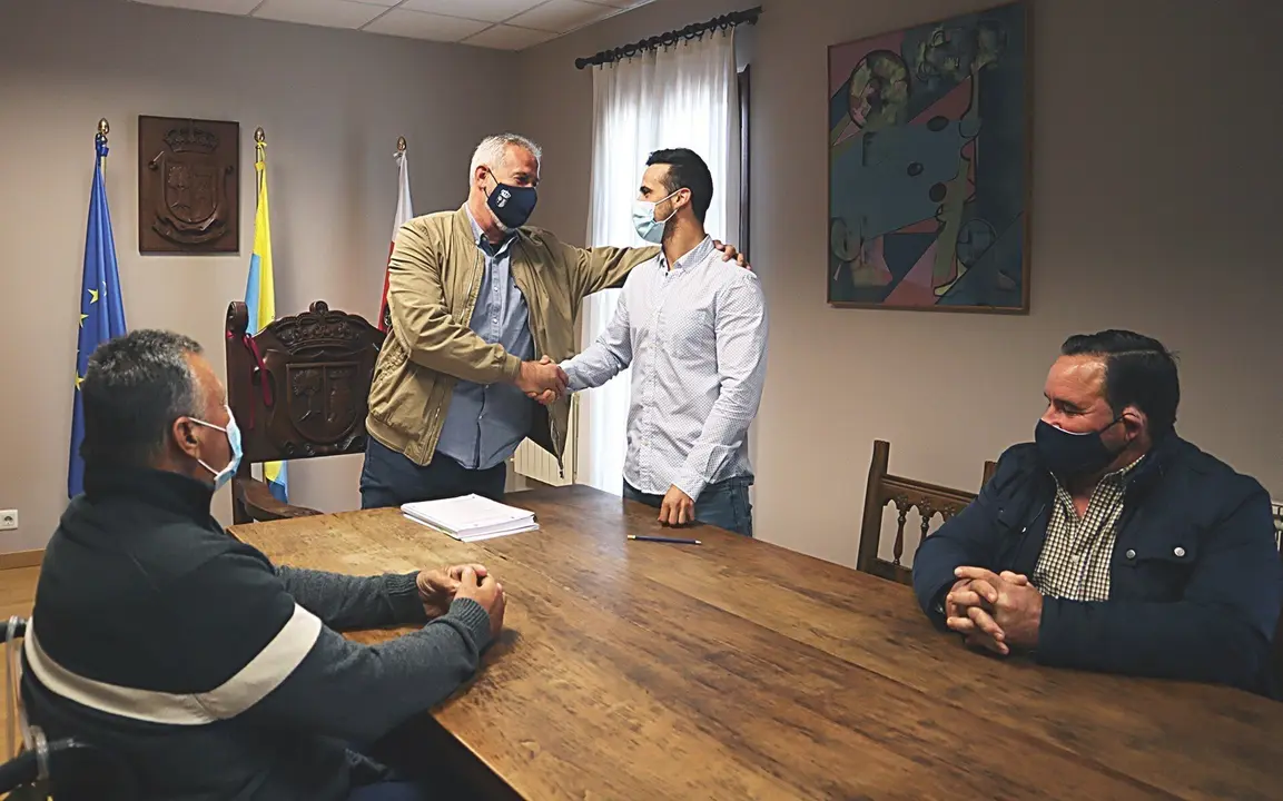 Pleno en el que Alejandro Llano sustituye a Jos&eacute; Mar&iacute;a Ruiz G&oacute;mez como alcalde de Hazas de Cesto