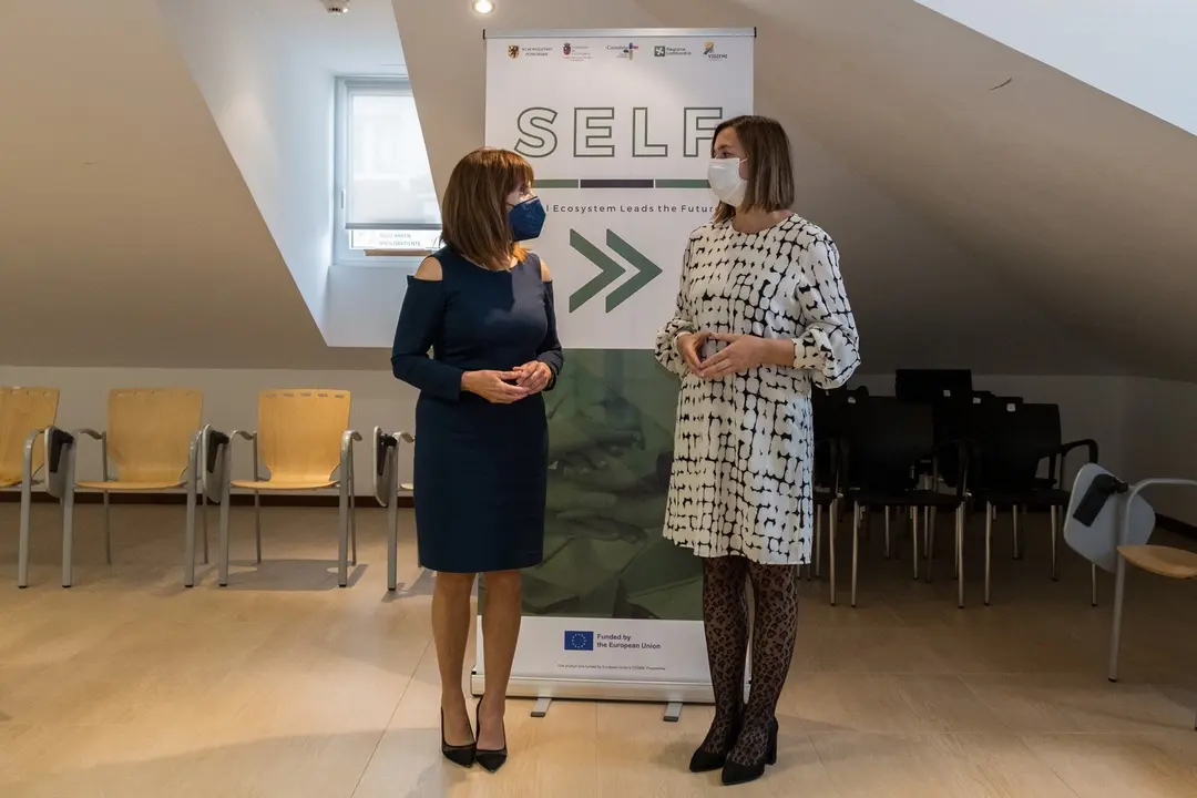 Las consejeras de Econom&iacute;a y Hacienda, Mar&iacute;a S&aacute;nchez, y de Empleo y Pol&iacute;ticas Sociales, Ana Bel&eacute;n &Aacute;lvarez, en el encuentro.