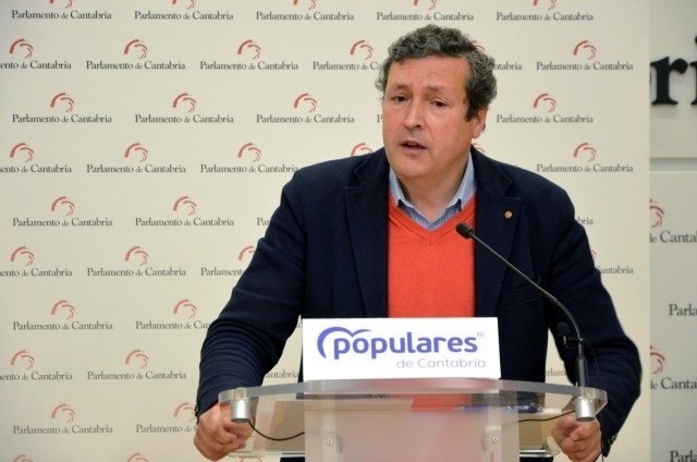 El portavoz del PP en el Parlamento de Cantabria, Iñigo Fernández