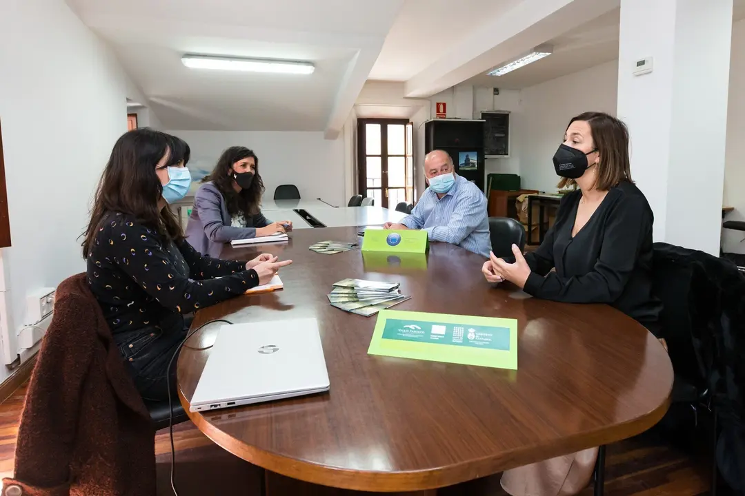 La consejera de Econom&iacute;a y Hacienda, Mar&iacute;a S&aacute;nchez, visita el Punto de Informaci&oacute;n Europeo (PIE) Valles Pasiegos
