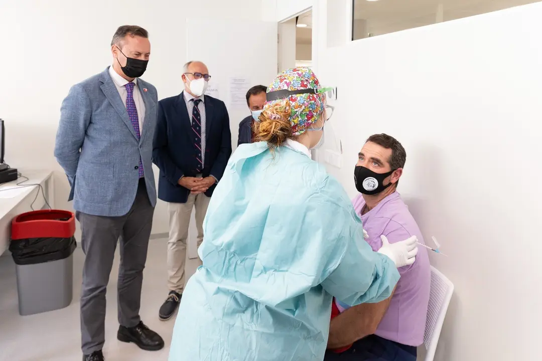 Los consejeros de Sanidad y Pesca, Miguel Rodr&iacute;guez y Guillermo Blanco, asisten al comienzo del proceso de vacunaci&oacute;n a los profesionales del sector pesquero