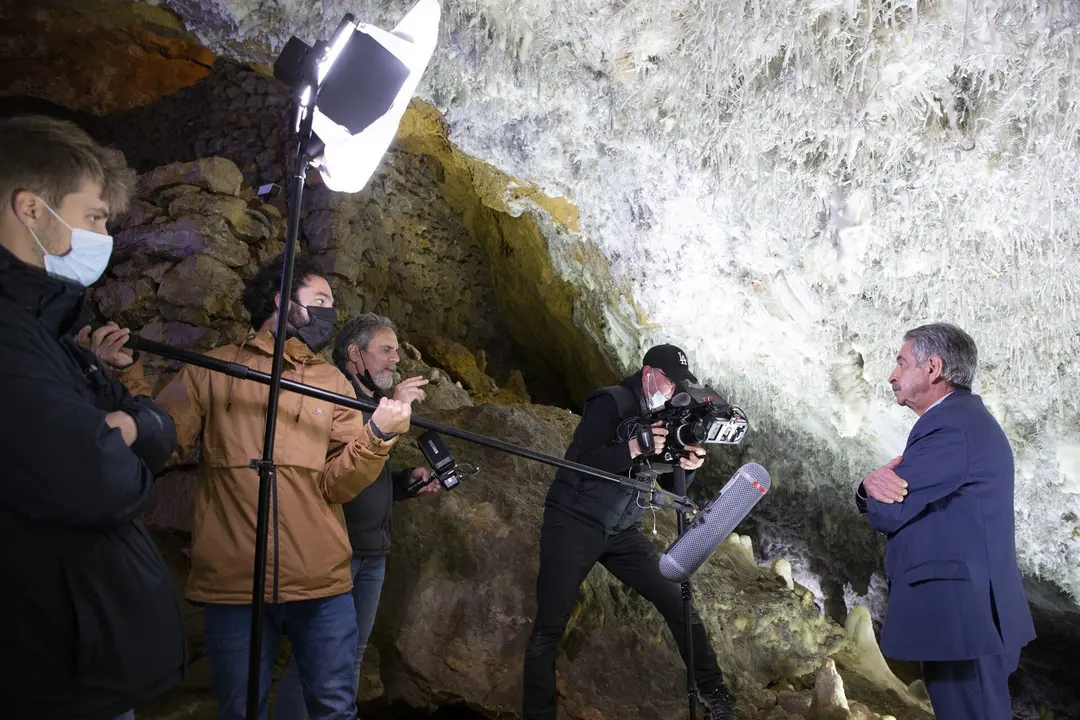 Miguel &Aacute;ngel Revilla en el rodaje de un documental internacional sobre los caminos de peregrinaci&oacute;n