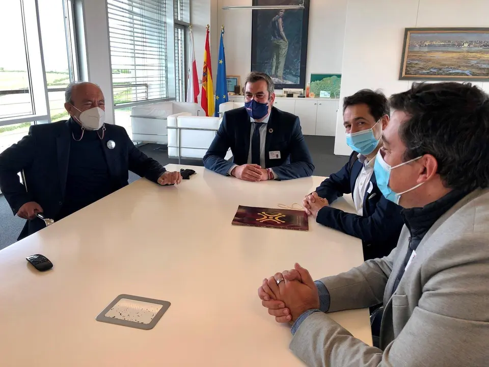 Reuni&oacute;n de L&oacute;pez Marcano con representantes municipales de Santo&ntilde;a, entre ellos el alcalde