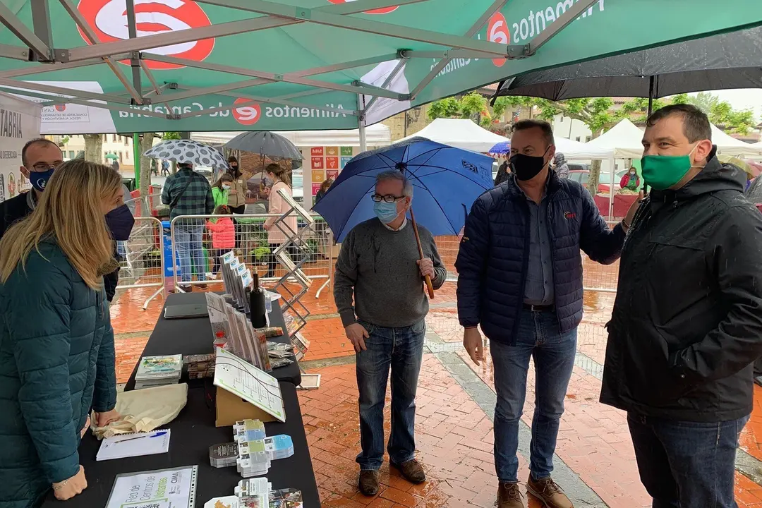 Guillermo Blanco visita el Mercado Natural de la Villa de Escalante