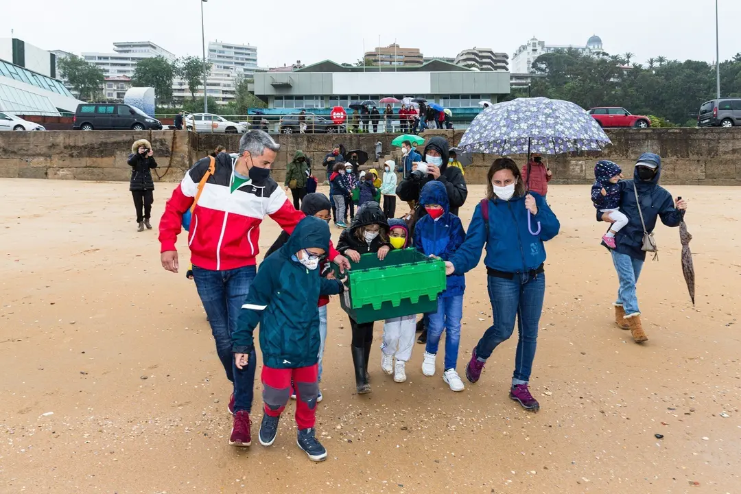 El vicepresidente y consejero de Universidades, Igualdad, Cultura y Deporte, Pablo Zuloaga, asiste a la suelta de ocho ejemplares de rayas onduladas