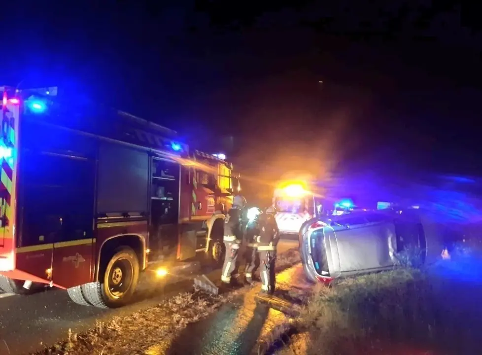 Archivo - Veh&iacute;culo volcado en la A-8