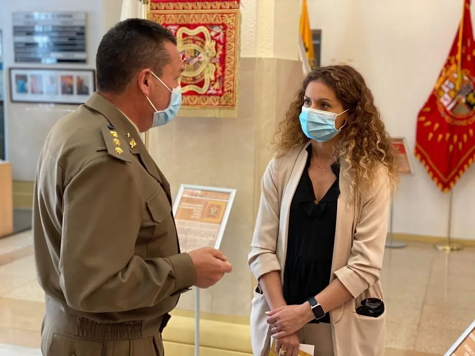 La delegada del Gobierno, Ainoa Qui&ntilde;ones, visita la exposici&oacute;n 'Banderas Hist&oacute;ricas de Espa&ntilde;a' junto al delegado de Defensa en Cantabria, el coronel Emiliano Blanco