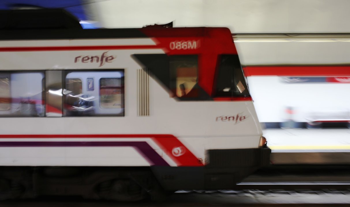 Un tren llega a la estación de Renfe de Nuevos Ministerios