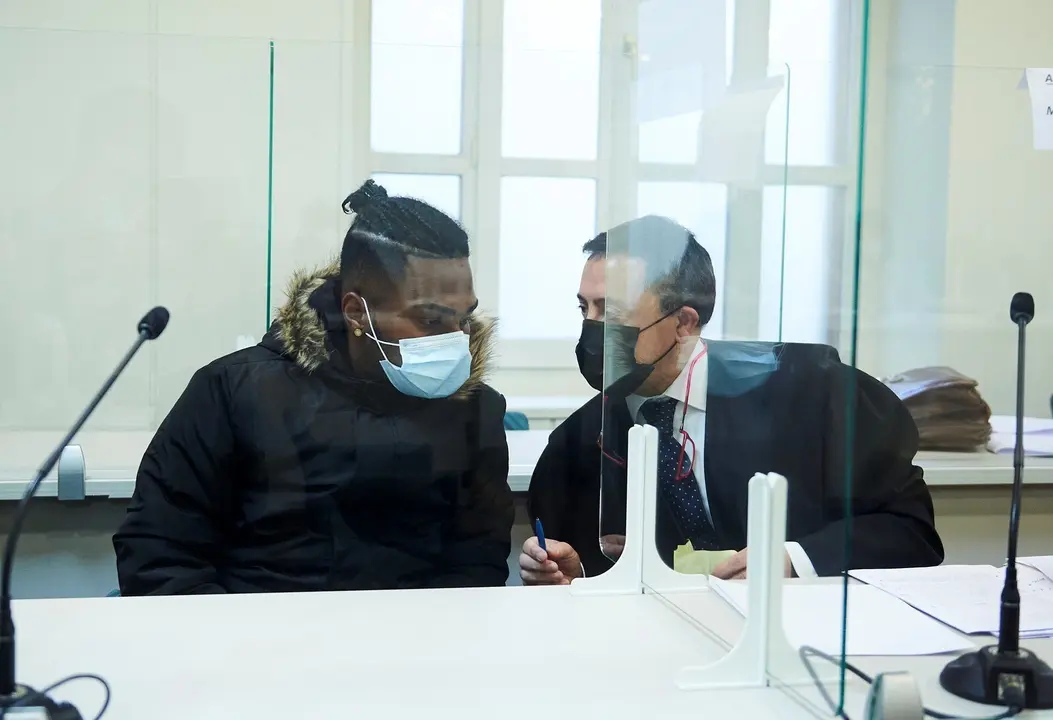 Archivo - El autor confeso del crimen machista registrado en Laredo a principios de 2019, T.S.M.R (i), habla con su abogado durante una sesi&oacute;n en la Audiencia Provincial de Cantabria