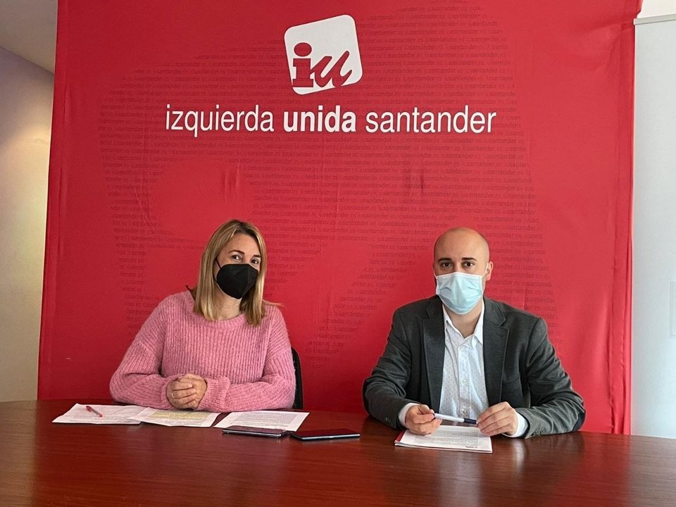 El coordinador general de IU Cantabria, Israel Ruiz Salmón, y la presidenta de AEBE Cantabria, Vanessa Monar