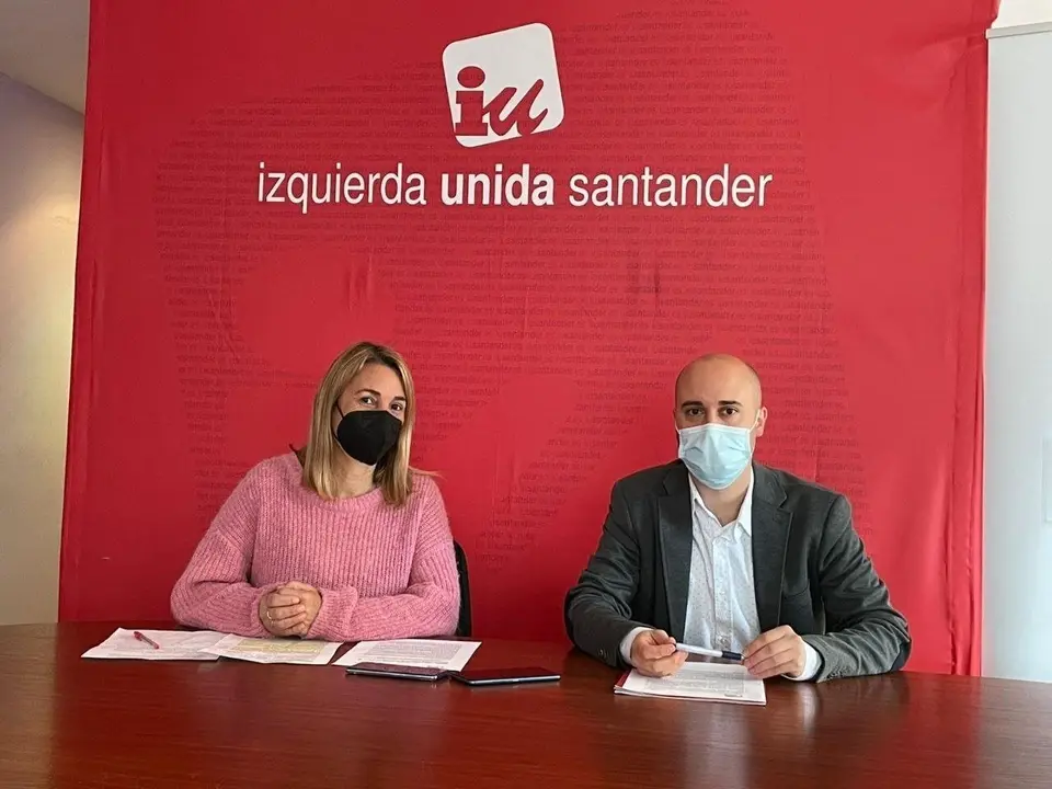 El coordinador general de IU Cantabria, Israel Ruiz Salm&oacute;n, y la presidenta de AEBE Cantabria, Vanessa Monar