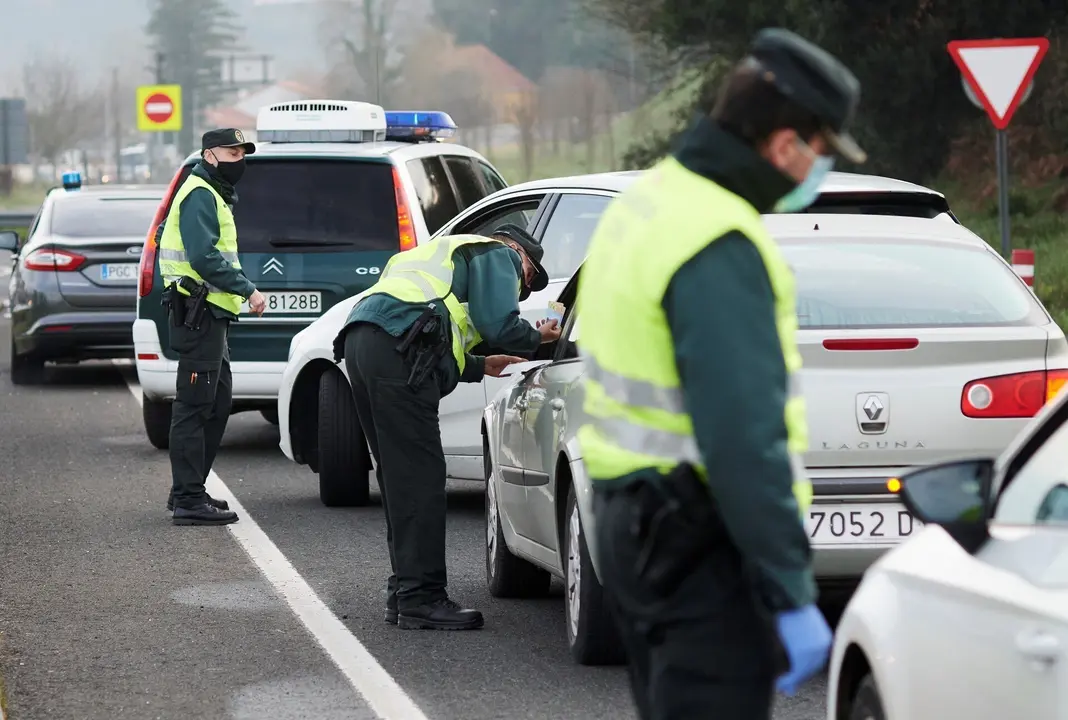 Archivo - Agentes de la Guardia Civil piden la documentaci&oacute;n a varios veh&iacute;culos durante un control efectuado en Laredo, Cantabria.