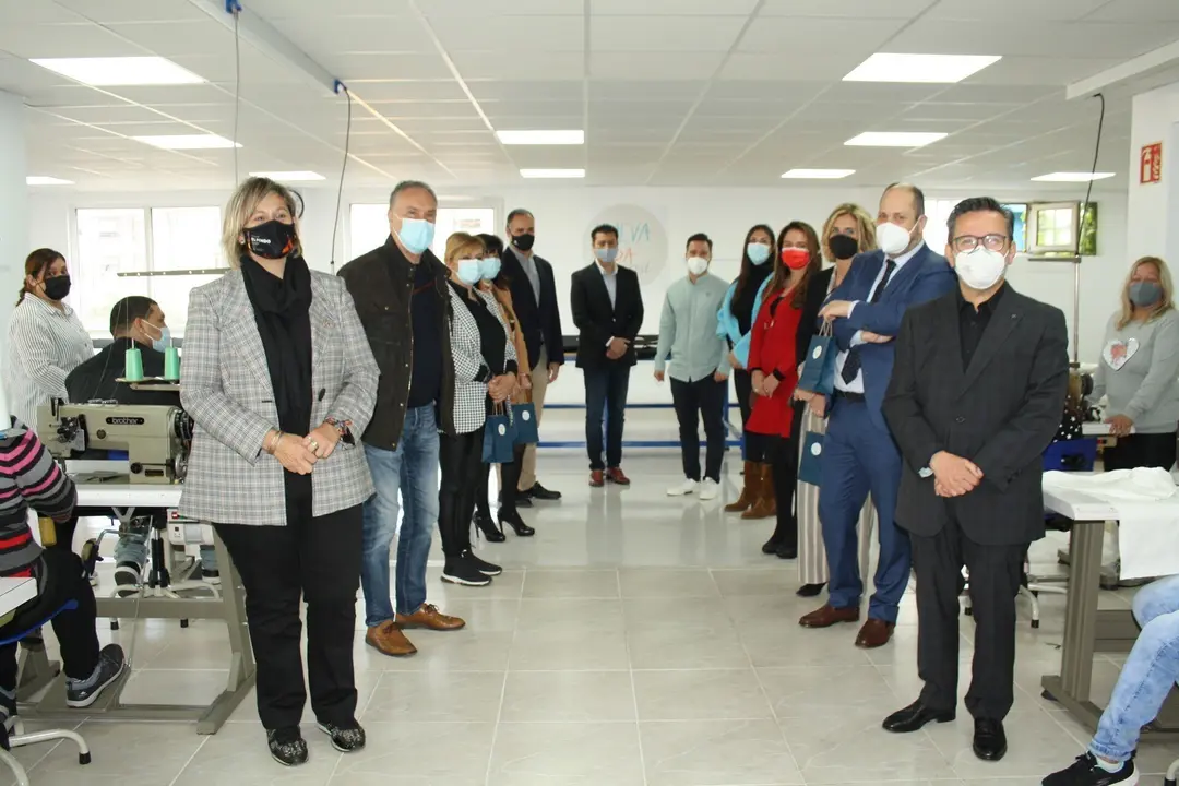 Acto de inauguraci&oacute;n del taller 'Nueva Vida Textil' al que han asistido representantes del Ayuntamiento de Camargo, CaixaBank, Liberbank,  Austral Sport y las asociaciones Nueva Vida y de Moda de Cantabria.
