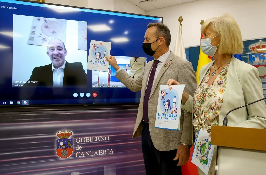 Los consejeros de Medio Ambiente, Guillermo Blanco, y de Educaci&oacute;n, Marina Lomb&oacute;, presentan junto al gerente de la zona norte de Ecoembes, Fernando Bl&aacute;zquez, los datos del reciclaje en Cantabria en 2020