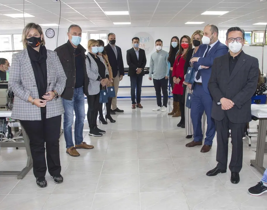 La alcaldesa de Camargo, Esther Bolado, y otros miembros del equipo de Gobierno municipal; representantes de Austral y Nueva Vida en la puesta en marcha del proyecto 'Nueva Vida Textil'