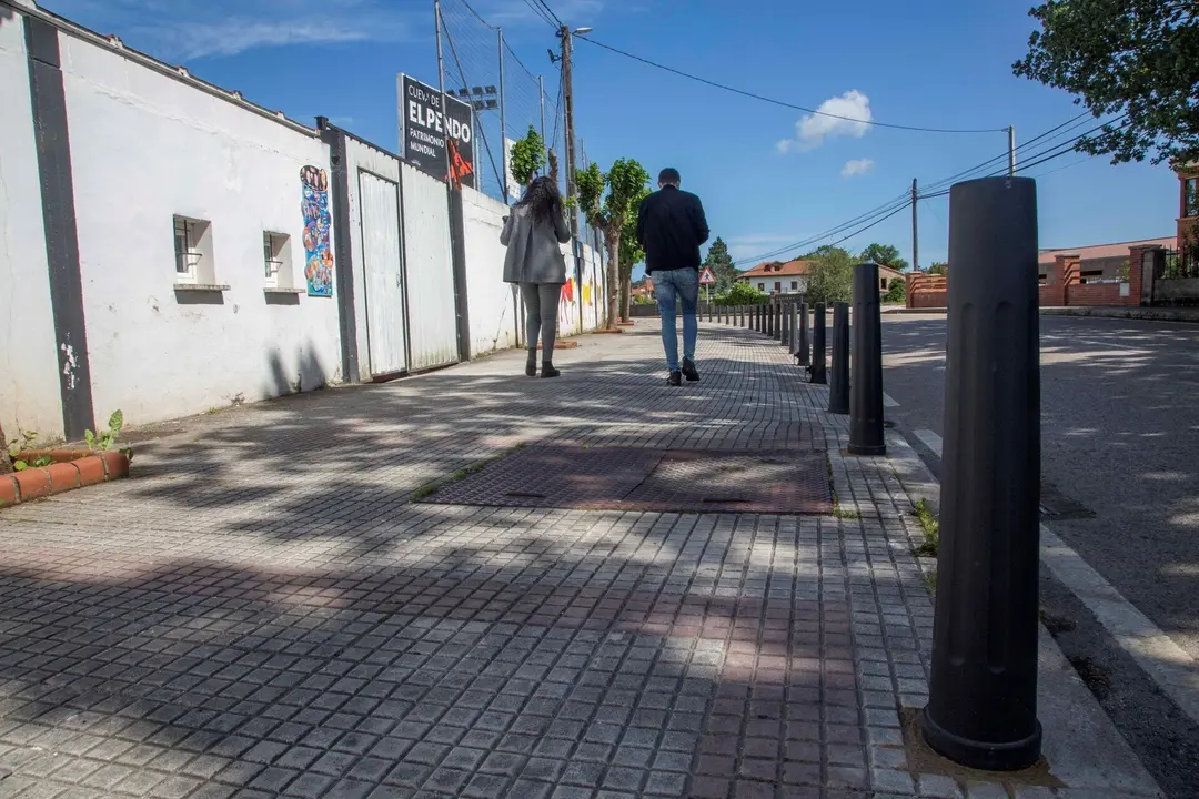 Bolardos junto al campo de f&uacute;tbol de Escobedo