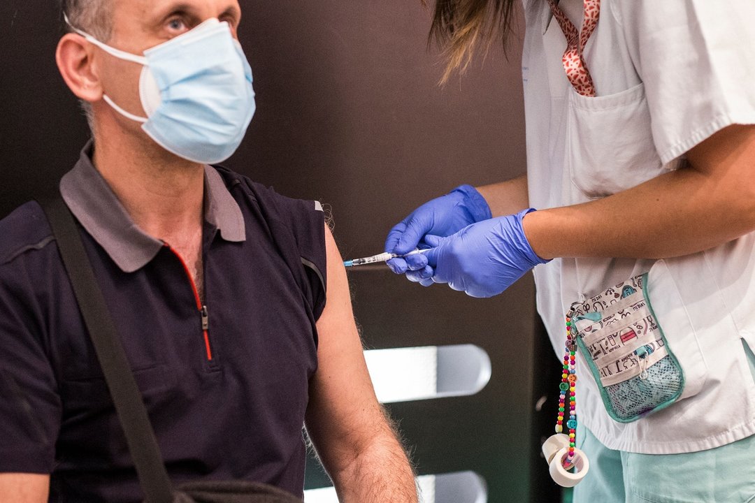 Una sanitaria administra la primera dosis de la vacuna de Pfizer a un hombre, en el Hospital Universitario de Getafe, a 17 de mayo, en Getafe, Madrid (España). La Comunidad de Madrid ha comenzado hoy a vacunar a personas entre 50 y 55 años en los hospital