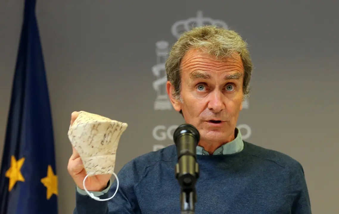 El director del Centro de Alertas y Emergencias Sanitarias (CCAES), Fernando Sim&oacute;n con una mascarilla durante una rueda de prensa convocada ante los medios, a 19 de abril de 2021, en el Ministerio de Sanidad, Madrid, (Espa&ntilde;a). Durante la rueda de prensa, 