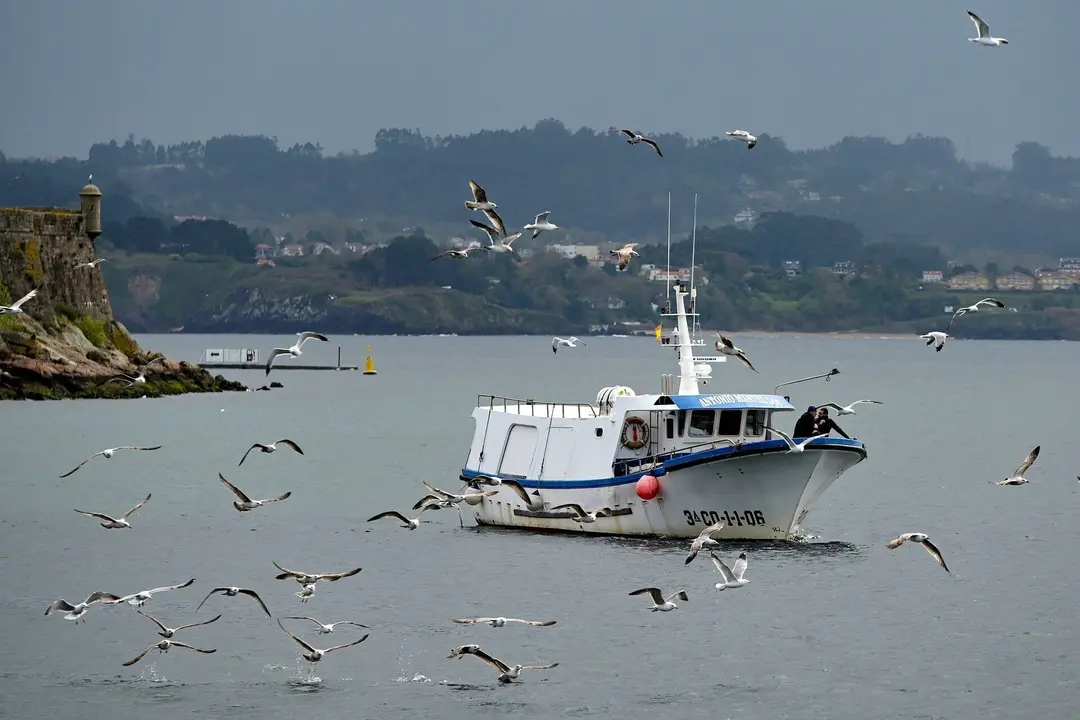 Archivo - Un barco de flota artesanal, tras la convocatoria de paro por parte de la Federaci&oacute;n Galega de Cofrad&iacute;as de Pescadores en la d&aacute;rsena de A Marina en A Coru&ntilde;a, Galicia (Espa&ntilde;a), a 26 de marzo de 2021. El objetivo del paro es mostrar rechazo ante e
