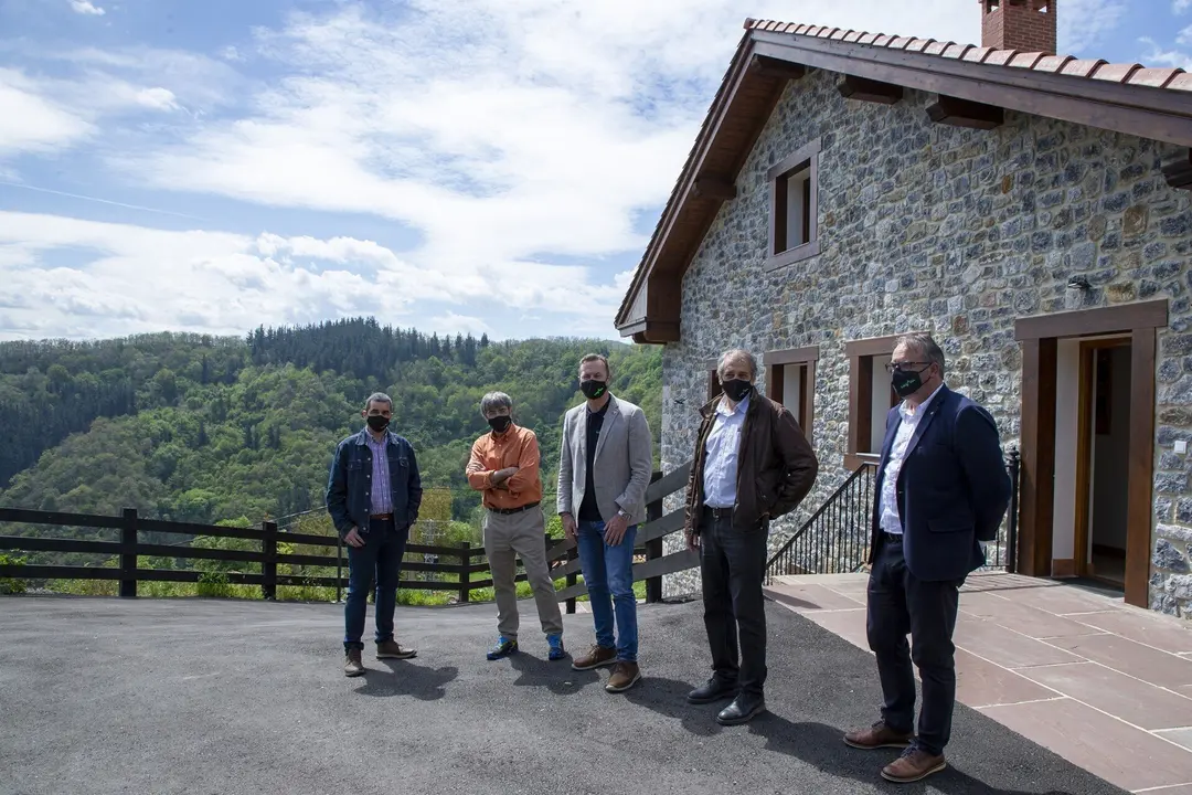 El consejero de Desarrollo Rural, Ganader&iacute;a, Pesca, Alimentaci&oacute;n y Medio Ambiente, Guillermo Blanco, visita el proyecto de creaci&oacute;n de apartamentos tur&iacute;sticos en Sierra de Colio