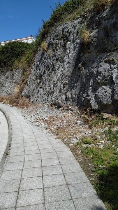 El PRC alerta del peligro por desprendimiento de piedras de un talud en Monte