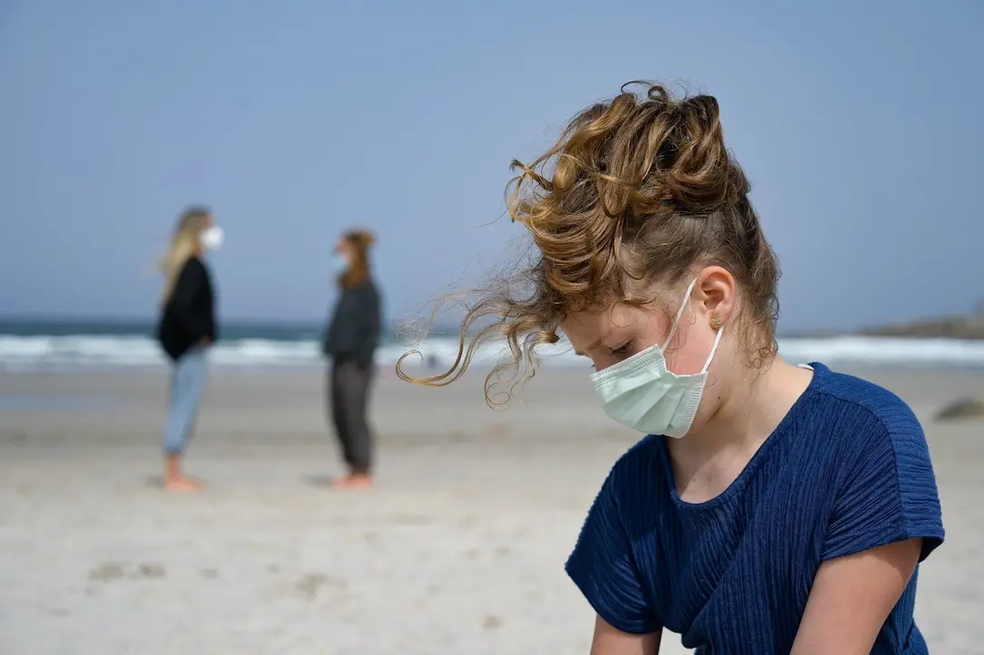 Archivo - Una ni&ntilde;a lleva una mascarilla en la Playa das Salseiras, a 3 de abril de 2021, en el municipio de A Laracha, A Coru&ntilde;a, Galicia (Espa&ntilde;a). Desde el pasado mi&eacute;rcoles es obligatorio el uso de mascarillas en cualquier espacio p&uacute;blico, independienteme