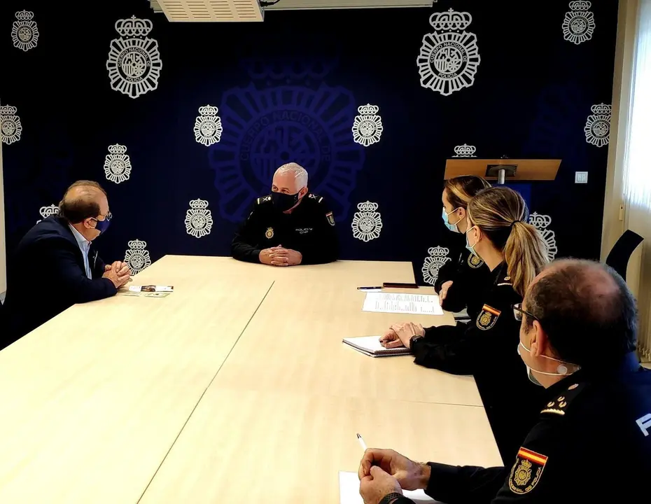 Reuni&oacute;n entre la Polic&iacute;a Nacional y la Plataforma Romanes de Cantabria para prevenir los delitos de odio