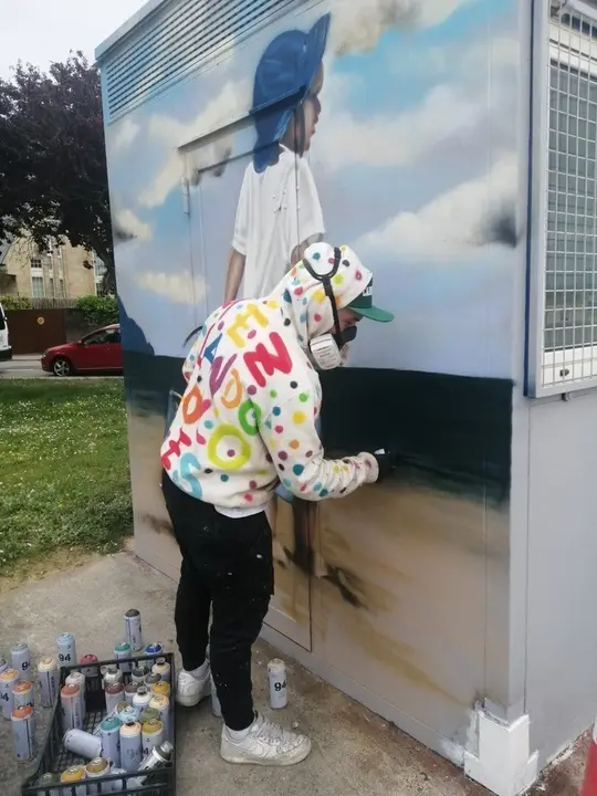 Steve Camino pinta las cabinas de aseo del Paseo Mar&iacute;timo de Laredo