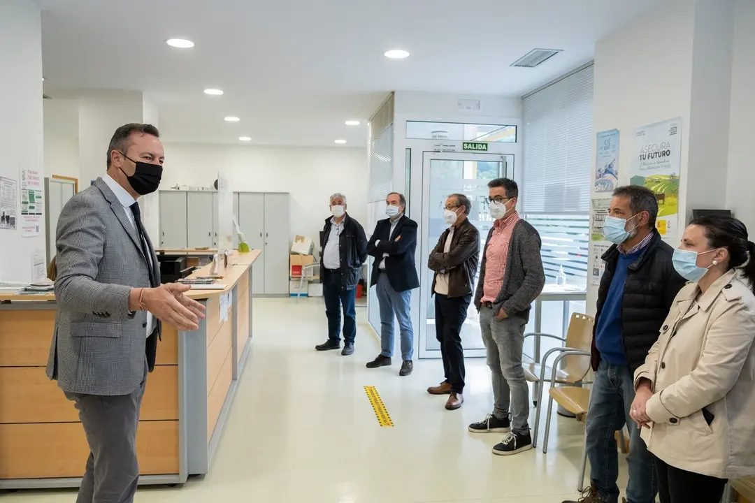 El consejero de Desarrollo Rural, Ganader&iacute;a, Pesca, Alimentaci&oacute;n y Medio Ambiente, Guillermo Blanco, visita la Oficina Comarcal Agraria de San Vicente de Toranzo