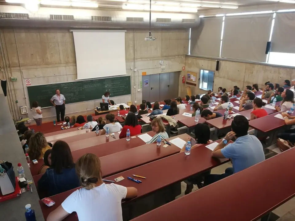 Archivo - Uno de los ex&aacute;menes para optar a la oferta p&uacute;blica de empleo del SMS