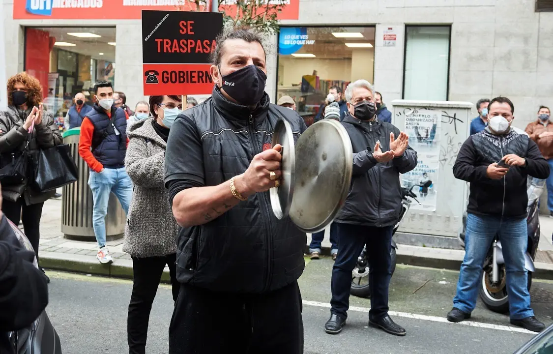 Archivo - Un hostelero participa una protesta frente a la Consejer&iacute;a de Sanidad 