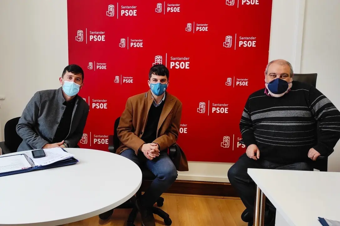 Torres junto al portavoz del PSOE en el Ayuntamiento, Daniel Fern&aacute;ndez, en una reciente reuni&oacute;n con la Asociaci&oacute;n de Enfermos de Crohn y Colitis Ulcerosa (ACCU)