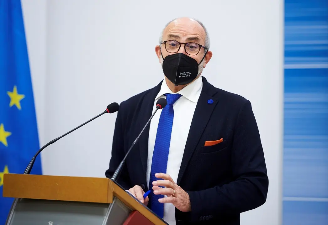 Archivo - El consejero de Sanidad de Cantabria, Miguel Rodr&iacute;guez