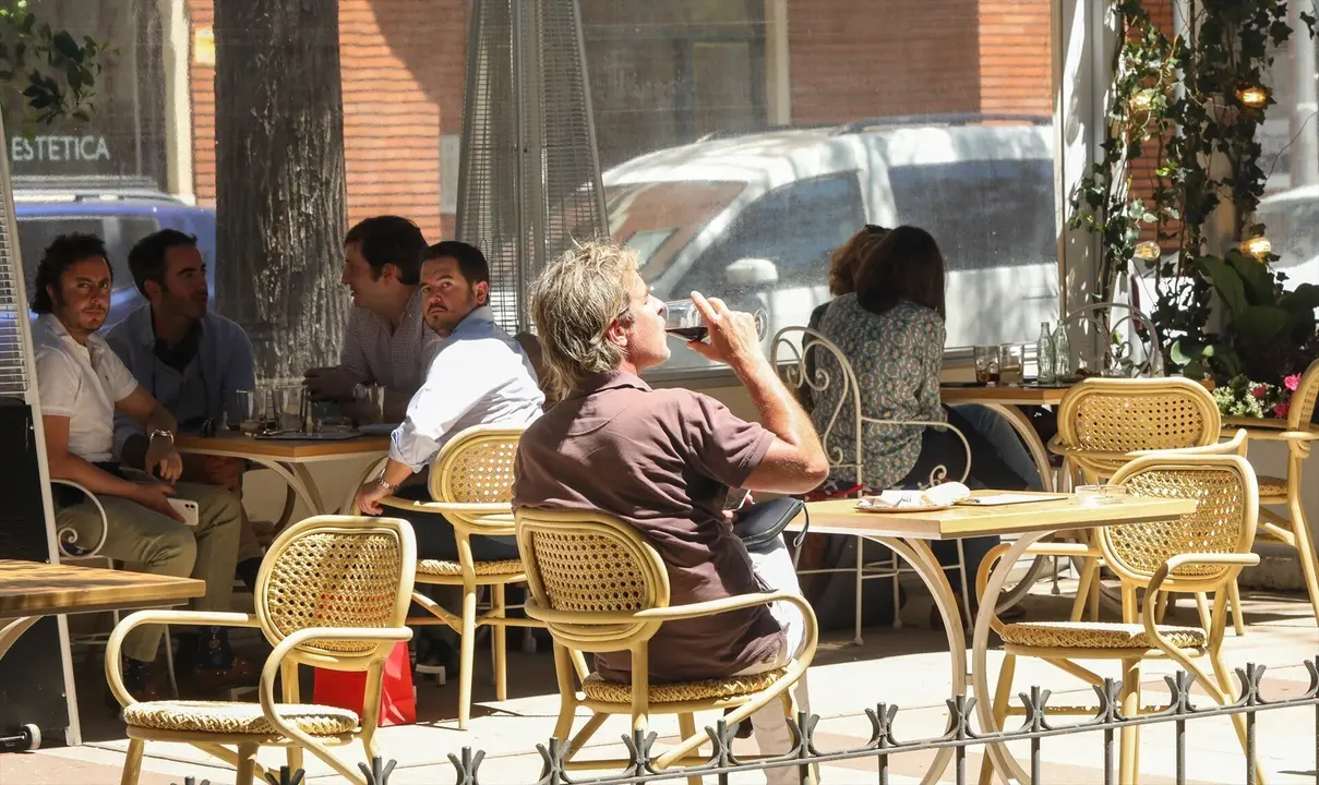 Varias personas en una terraza