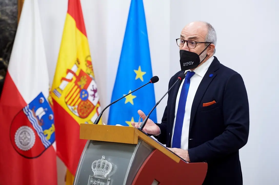 Archivo - El consejero de Sanidad de Cantabria, Miguel Rodr&iacute;guez