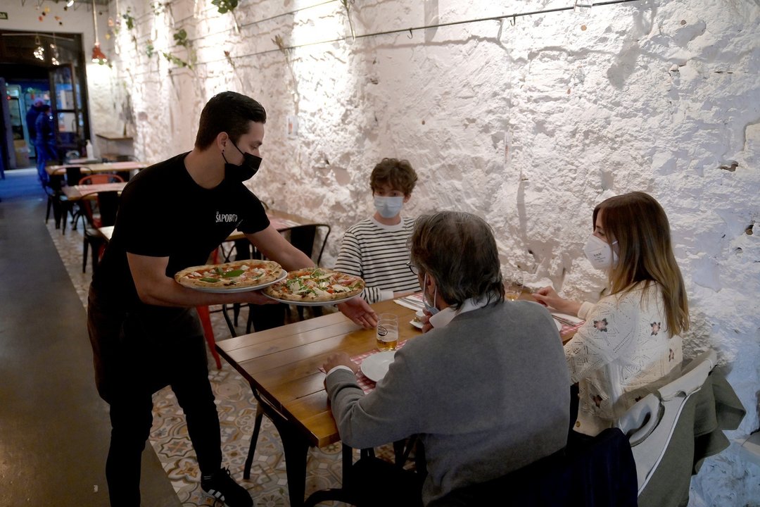 Archivo - Unas personas cenando en el interior de un restaurante