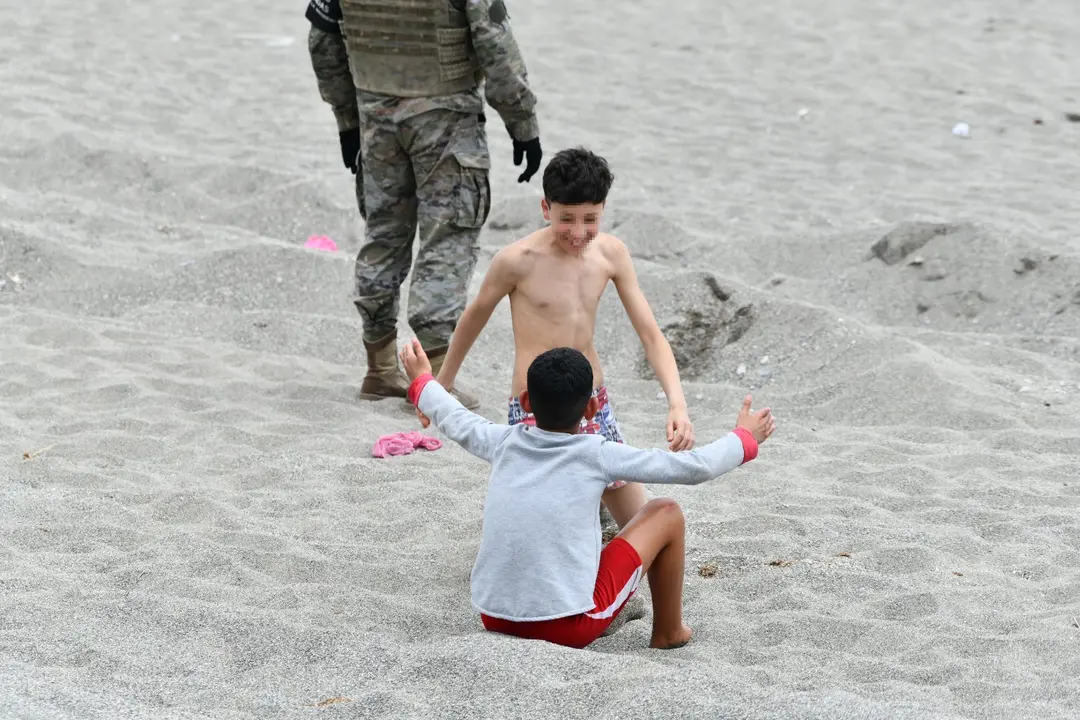 Dos ni&ntilde;os en Ceuta durante la crisis migratoria en la frontera con Marruecos