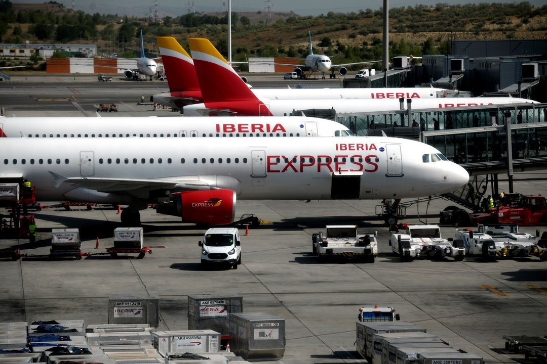 Archivo - Aviones de Iberia Express en la terminal T4 del Aeropuerto de Madrid-Barajas Adolfo Suárez, en Madrid (España)