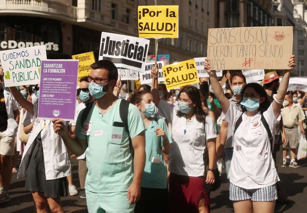 Archivo - Participantes portan pancartas reivindicativas en una manifestación de los médicos internos residentes (MIR) en Madrid (España), a 27 de julio de 2020.