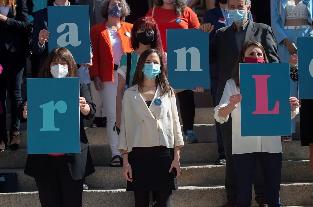La Ministra de Derechos Sociales y Agenda 2030, Ione Belarra; y la ministra de Igualdad, Irene Montero, posan en una fotograf&iacute;a en un acto de celebraci&oacute;n por la aprobaci&oacute;n de la Ley de Protecci&oacute;n a la Infancia.