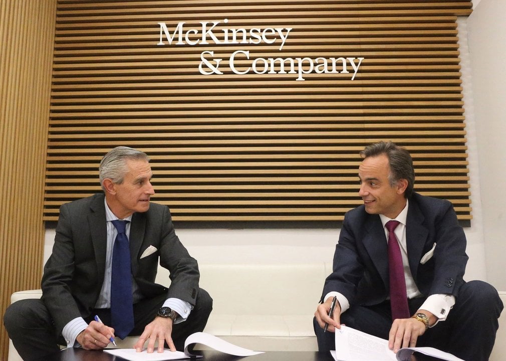 Archivo - El presidente de Europa Press, Asís Martín de Cabiedes (izquierda), y el de McKinsey, Alejandro Beltrán (derecha), firman el acuerdo de colaboración para la puesta en marcha de la plataforma 'Generación de Oportunidades' en la sede de McKinsey.