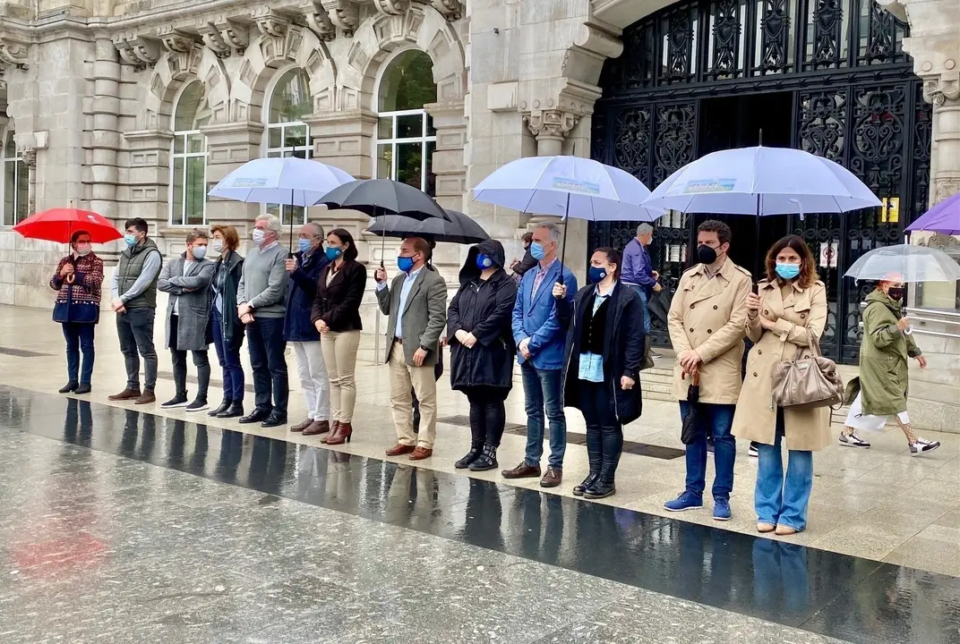 Minuto de silencio por las mujeres y el menor asesinados