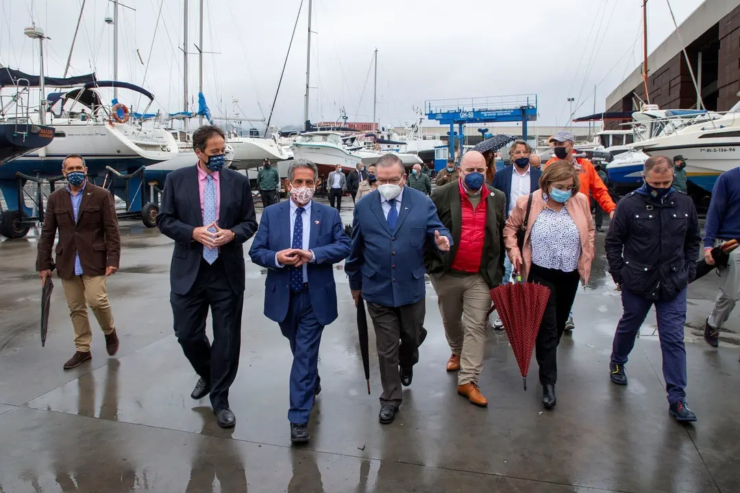 El presidente de Cantabria, Miguel &Aacute;ngel Revilla; el consejero de Obras P&uacute;blicas, Jos&eacute; Luis Gochicoa; y la alcaldesa de Laredo, Rosario Losa, entre otros, en la inauguraci&oacute;n del nuevo edificio para usos m&uacute;ltiples del puerto de Laredo
