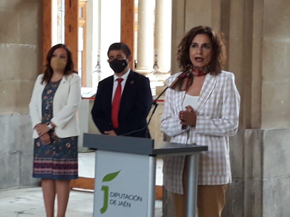La ministra de Hacienda, María Jesús Montero, de visita en la Diputación de Jaén.