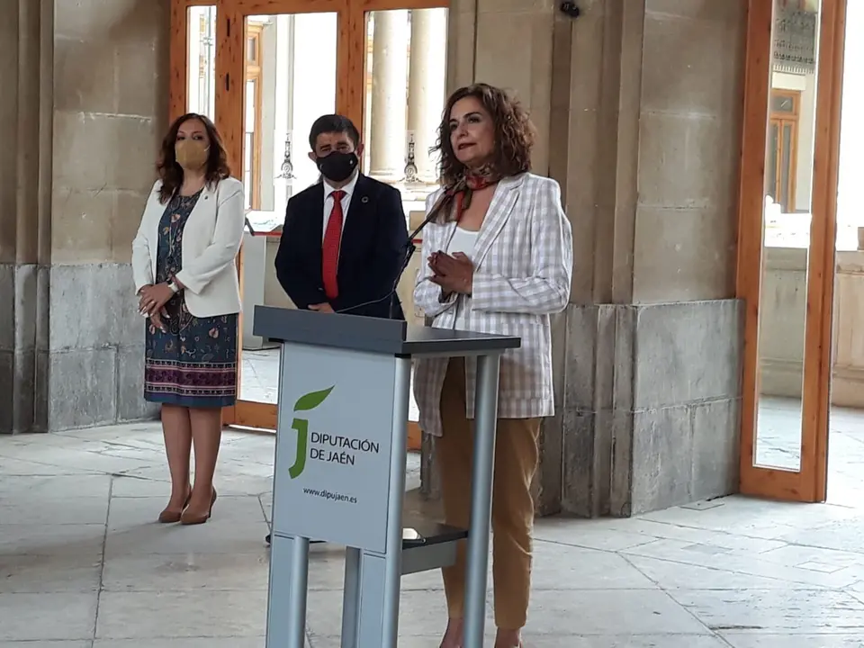 Mar&iacute;a Jes&uacute;s Montero, junto a Francisco Reyes y Catalina Madue&ntilde;o.