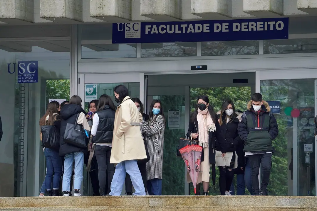 Archivo - Alumnos salen de la Facultad de Derecho durante el primer d&iacute;a en el que los estudiantes universitarios gallegos vuelven a las aulas, en Santiago de Compostela, A Coru&ntilde;a, Galicia, (Espa&ntilde;a), a 1 de marzo de 2021. Las puertas de las universidades g